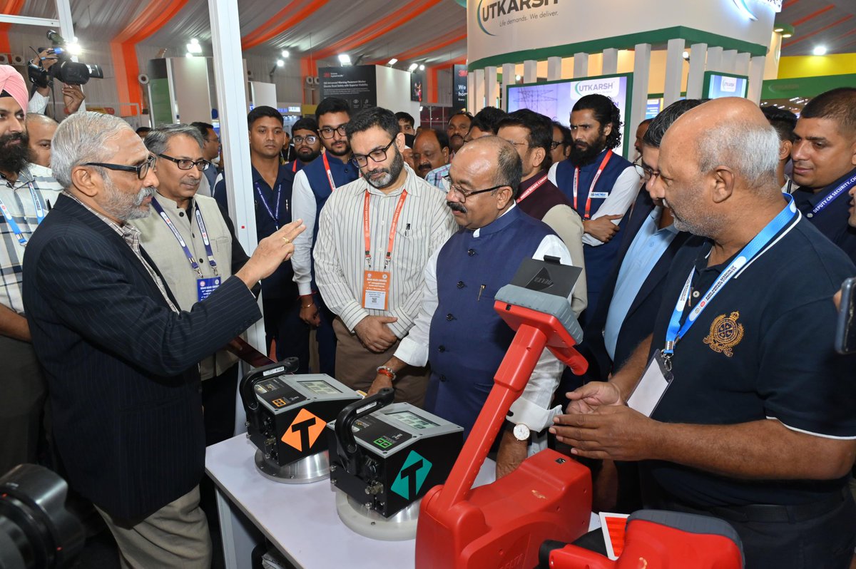 आज साइंस कॉलेज मैदान, रायपुर में भारतीय सड़क कांग्रेस (IRC) के 83वें अधिवेशन के पहले परिसर में आयोजित तकनीकी प्रदर्शनी का शुभारंभ किया।

शुभारंभ के बाद परिसर में लगे विभिन्न निर्माण कंपनियों के स्टॉल का अवलोकन किया।

सड़क, पुल एवं सड़क सुरक्षा की तकनीकी पहलुओं की जानकारी ली।