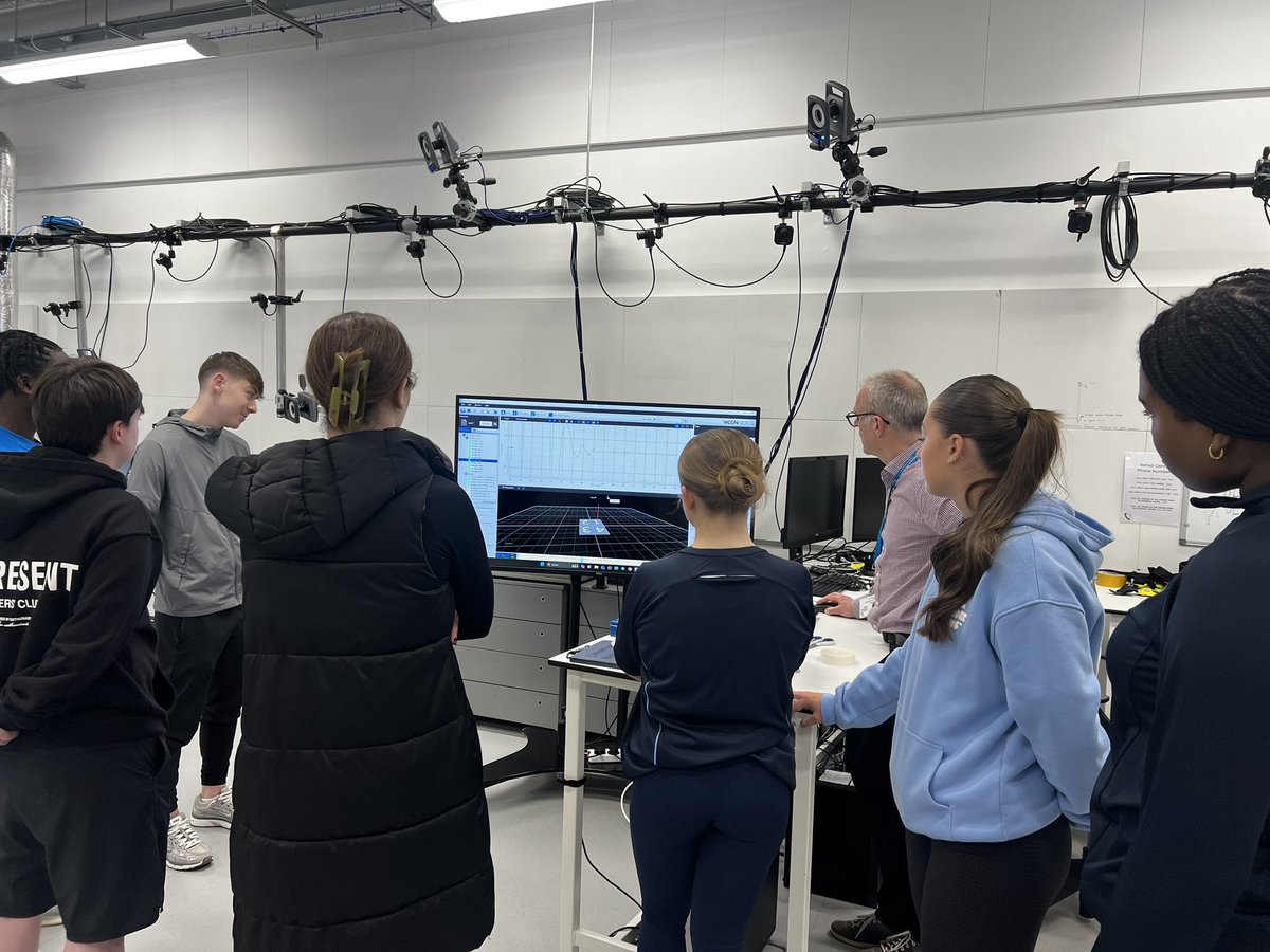 missmclellan_PE's tweet photo. Great day with S6 AH Sport Science class at Strathclyde University Biomedicine Engineering department getting to use some of the labs and gather data for their projects @StAndrewsRCSec @UniStrathclyde https://t.co/Ab5bzK4odn