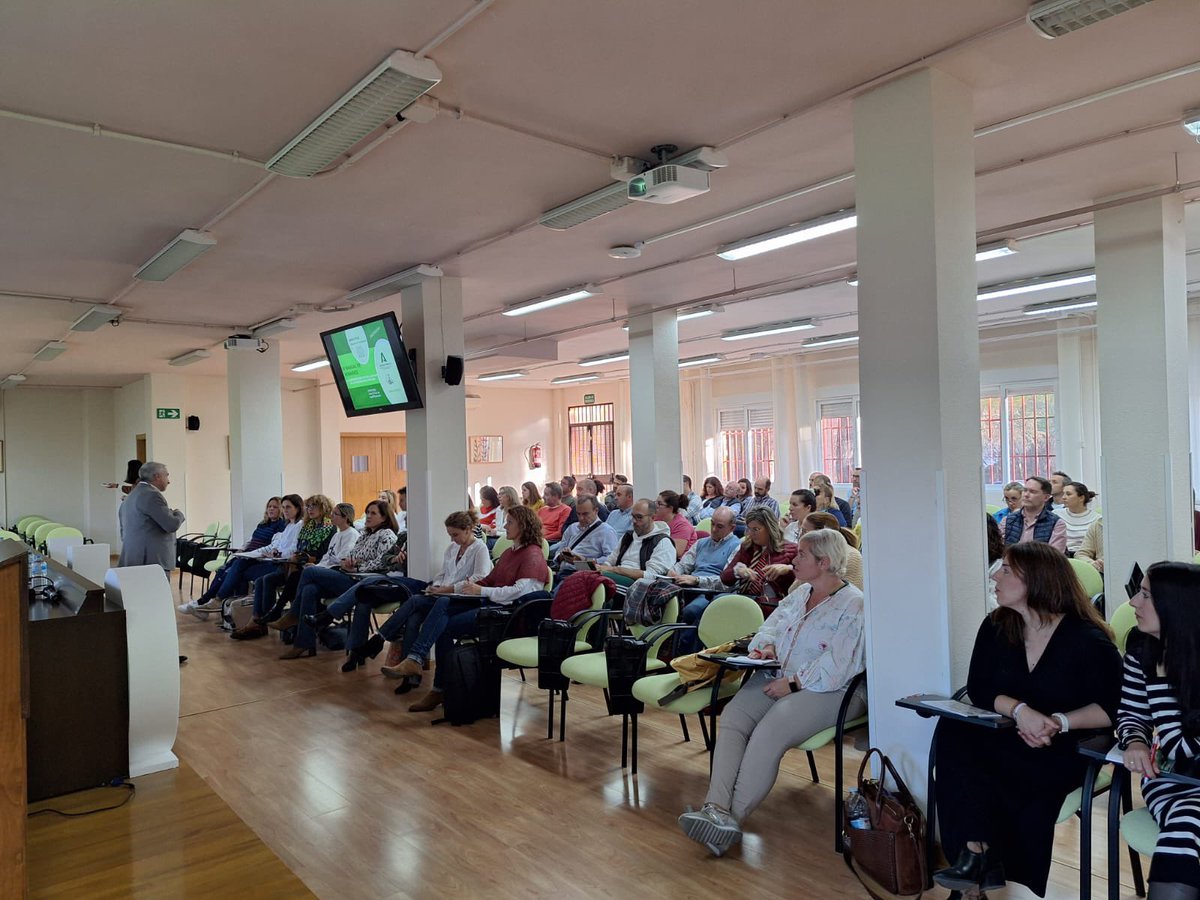 CEPJAEN1's tweet photo. 📍Comenzamos la FORMACIÓN MENTORA PARA DIRECCIONES Y JEFATURAS NOVELES con una interesante ponencia de Lorenzo Luque sobre gestión de horarios. 💡Un gran equipo reunido para fomentar el liderazgo compartido🔋 https://t.co/Wc8ZymbKye