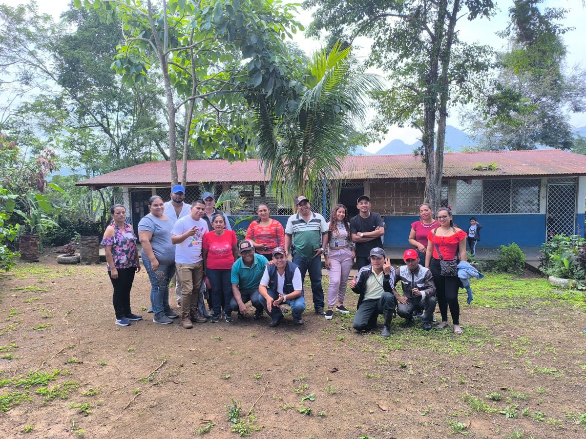 MarenaNicaragua's tweet photo. #MARENA, a través de su proyecto #GEF5, desarrolló sesión de trabajo con miembros del Comité de Manejo Colaborativo de la Reserva Natural Serranía de Amerrisque, Chontales, para buenas prácticas en el manejo de restauración de paisaje y biodiversidad.
#AmorAlaMadreTierra https://t.co/G1tCWqcgsG