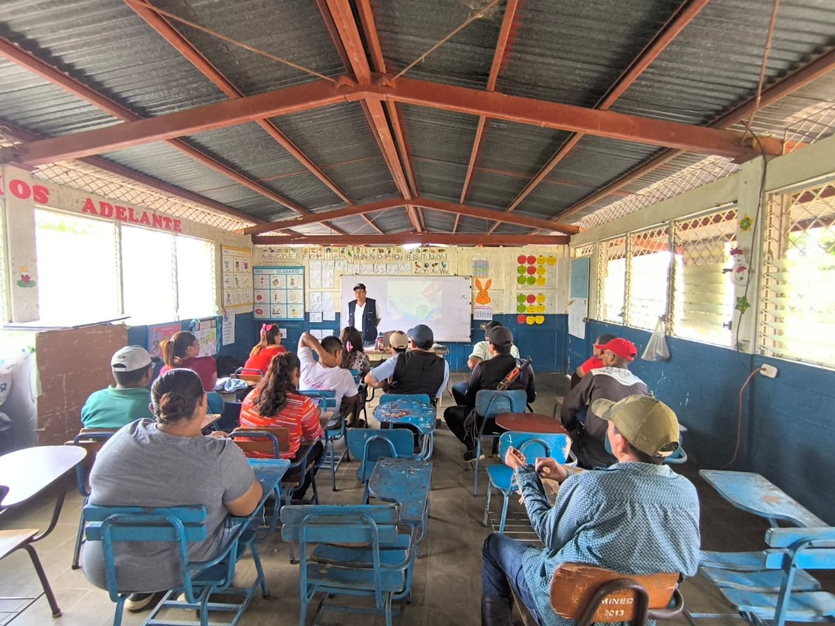 MarenaNicaragua's tweet photo. #MARENA, a través de su proyecto #GEF5, desarrolló sesión de trabajo con miembros del Comité de Manejo Colaborativo de la Reserva Natural Serranía de Amerrisque, Chontales, para buenas prácticas en el manejo de restauración de paisaje y biodiversidad.
#AmorAlaMadreTierra https://t.co/G1tCWqcgsG