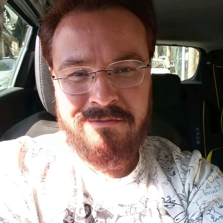 Per fi posem cara al conegut racista @AviSiset__. 
Amb tots vostès, Òscar Sánchez Medina, veí de Rocafonda (Mataró) i treballador subcontractat de <a href="/justiciacat/">Justícia</a> mitjançant <a href="/inetum_es/">Inetum (en español)</a>. 
És important que els seus empleadors sàpiguen a qui tenen en plantilla!