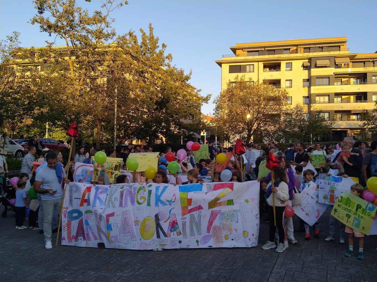 Sorleku parkearen alde. Bi parte hartze-prozesutan ondutako parke-proiaktua parking batekin ordezktu nahi du Udalak. Parkinik ez! Parkea bai! #sorlekuparkea