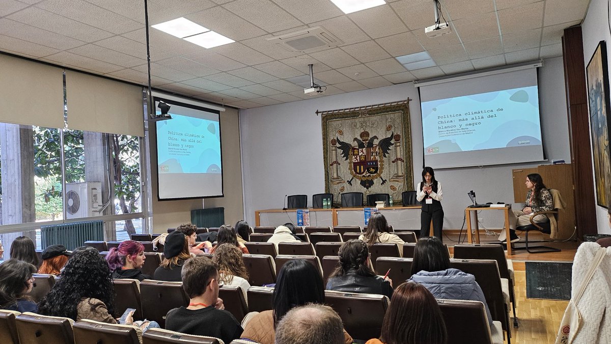 JSinologos's tweet photo. Cerramos la primera jornada del #IIISEJOS con el taller tan interesante que nos presenta Blanca Marabini "La política climática china: más allá del blanco y negro". https://t.co/4HbvyH2mzm