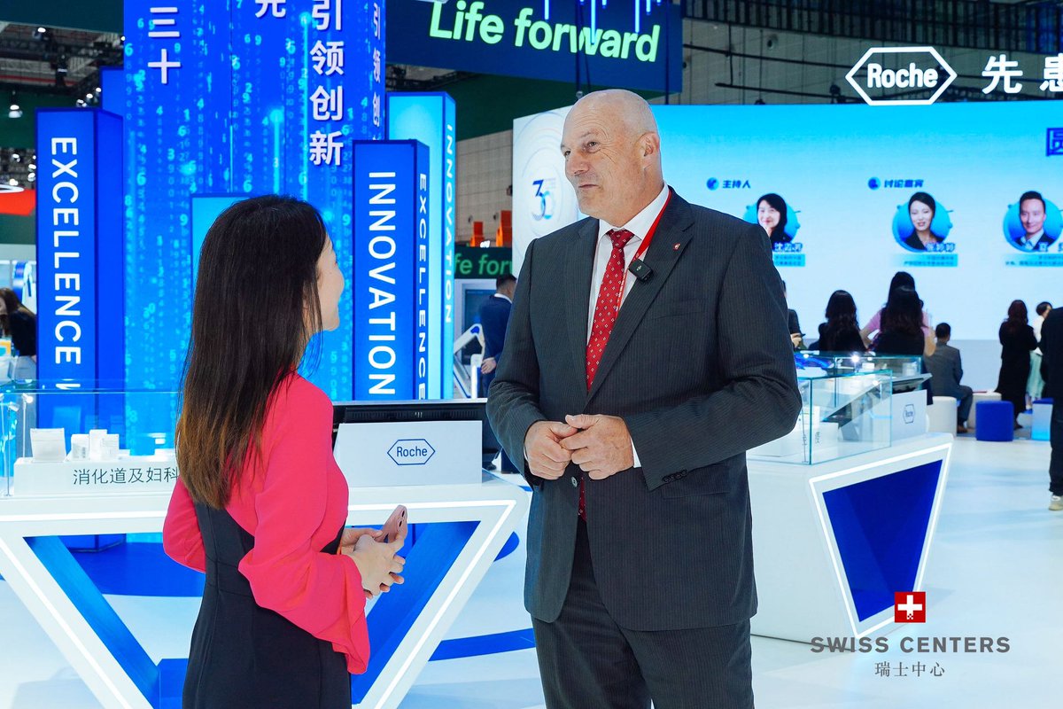 SwissCGShanghai's tweet photo. Ambassador Jürg Burri visits the 7th Int. Import Expo #CIIE 2024 in Shanghai. More than 75🇨🇭companies &amp; brands showcase their products &amp; services at Shanghai’s annual signature trade fair. The Sino-Swiss Business Reception at CIIE attracted 360 guests. https://t.co/7JmB4LhRiY