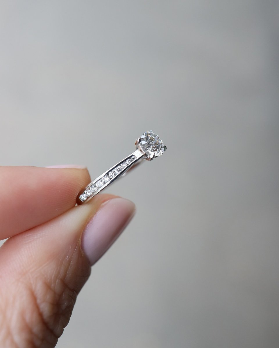 Harmonyjewelsld's tweet photo. Channel set bands are such a brilliant choice ✨
Not only do they give a seamless sparkle, but they’re also super practical for everyday wear. Perfect for those who love a bit of shine without the fuss!
#channelset #channelsetdiamond #channelsetdiamondring #engagementringgoals #londonjewelers #londonjeweler #hattongardenjeweller #hattongardenjeweller #labdiamond #labdiamondrings