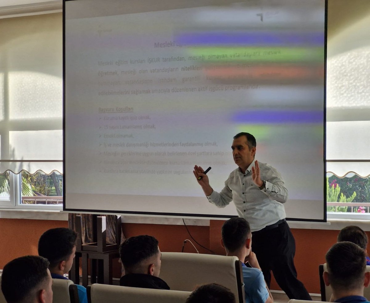 iskurantalya's tweet photo. Manavgat Hizmet Merkezimiz, Side Jandarma Özel Eğitim Merkez Komutanlığında, terhis sonrası iş hayatına atılacak erlerimize yönelik, iş arama becerileri, özgeçmiş hazırlama ve Kurum faaliyetlerimizi içeren İş Kulübü semineri gerçekleştirdi. #İŞKUR #İŞKURDaimaYanınızda #işkulübü https://t.co/uAUTaGpPMv