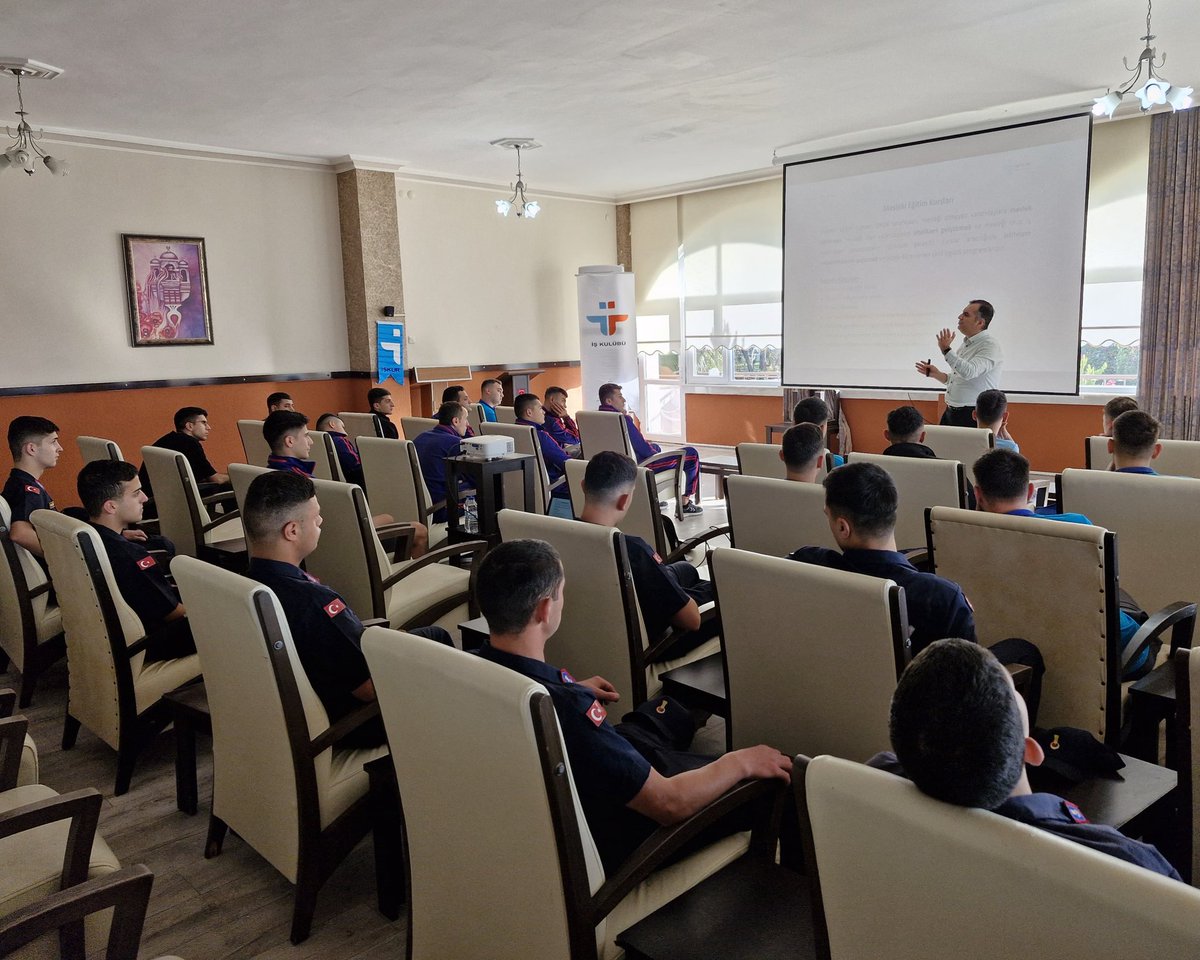 iskurantalya's tweet photo. Manavgat Hizmet Merkezimiz, Side Jandarma Özel Eğitim Merkez Komutanlığında, terhis sonrası iş hayatına atılacak erlerimize yönelik, iş arama becerileri, özgeçmiş hazırlama ve Kurum faaliyetlerimizi içeren İş Kulübü semineri gerçekleştirdi. #İŞKUR #İŞKURDaimaYanınızda #işkulübü https://t.co/uAUTaGpPMv