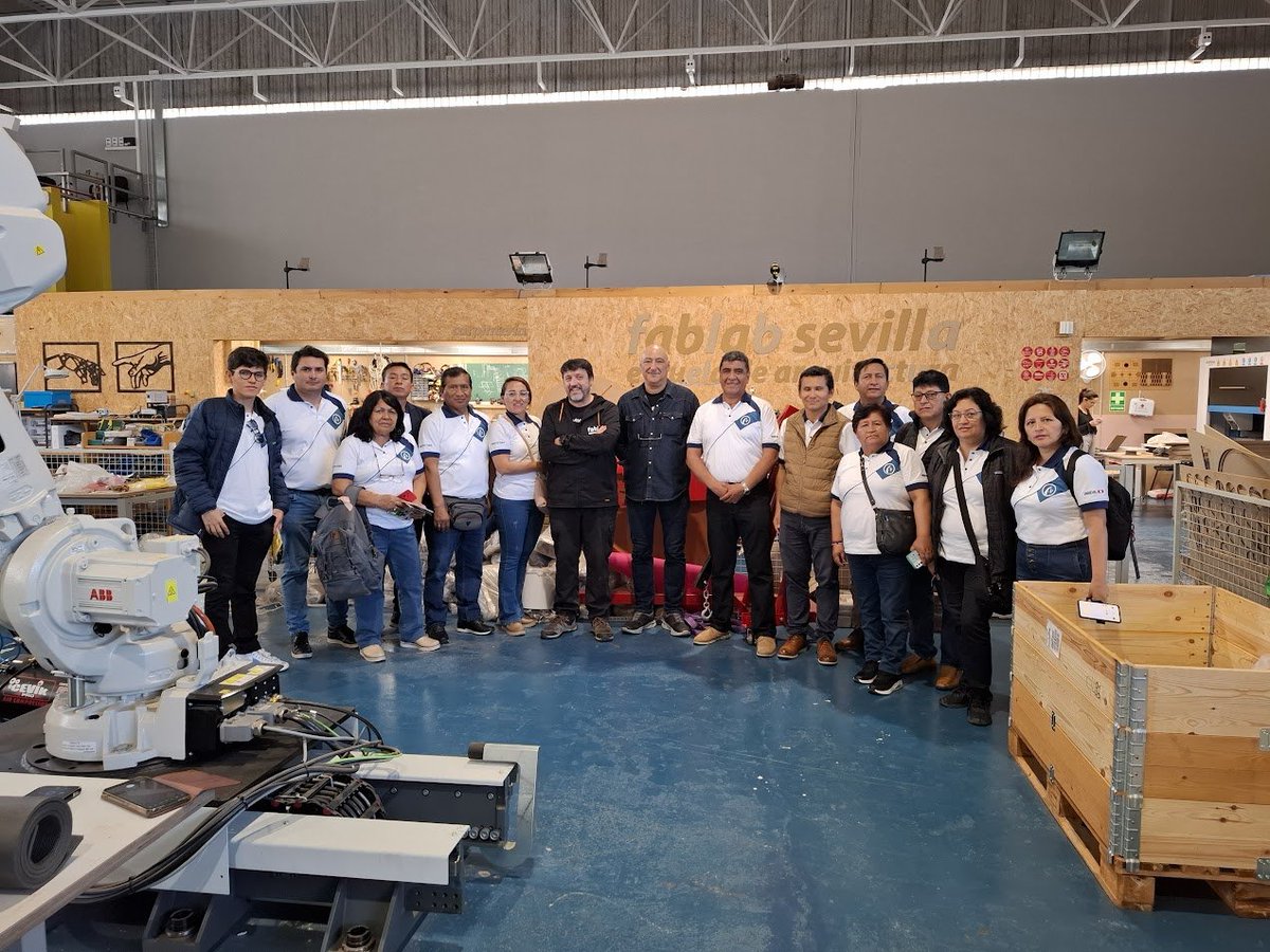 Una delegación de la Escuela de Arquitectura de la Universidad Nacional Hermilio Valdizán de Huánuco-Perú <a href="/PeruEnEspana/">Perú en España</a> visitó el fablab de la <a href="/unisevilla/">Universidad de Sevilla</a>.