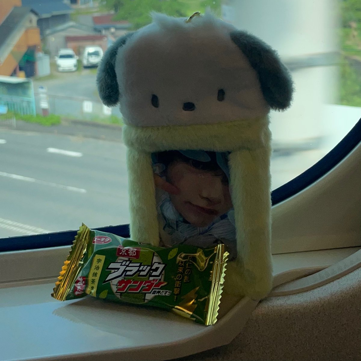 ryo_ton2's tweet photo. ロームシアター両日これを配り歩きたいんだけど…大事な予定があってどうしてもりょうくん故郷公演行けないので、
「絶対絶対絶対京都に来るウィシズニはこのブラックサンダーを食べてください‼️」
今まで公演でも、色んな県から来るオタク達に配り歩くぐらいだから‼️後悔させないから‼️ https://t.co/B5PNkJa4so