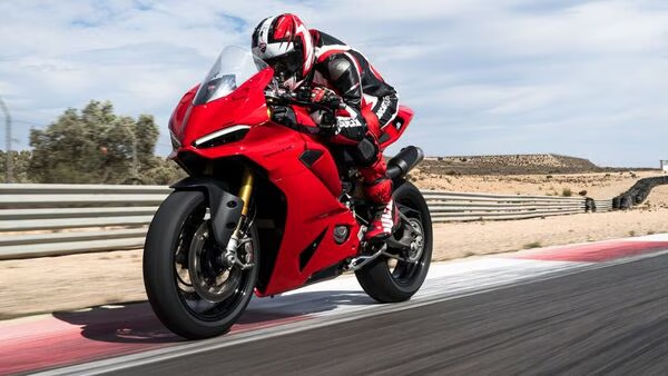 HTAutotweets's tweet image. IN PICS | The 2025 #DucatiPanigaleV2 globally unveiled at #EICMA2024

The new Panigale V2 loses almost 35 bhp of power than the outgoing version but catches up with its lighter weight and improved dynamics. @Ducati_India 

Read more: tinyurl.com/3j8hzn8j