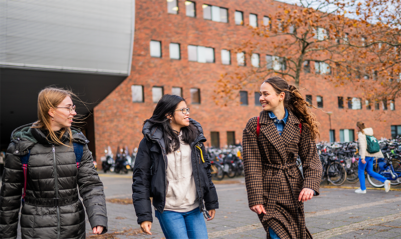De Keuzegids hbo is uit die elk jaar alle Associate degree- en bachelorstudies vergelijkt. Opnieuw komt Leiden als beste brede Randstad-hogeschool uit de bus met meer dan de helft van onze opleidingen die ‘bovengemiddeld’ tot ‘ver bovengemiddeld’ scoort 👉 bit.ly/4fC1jzi
