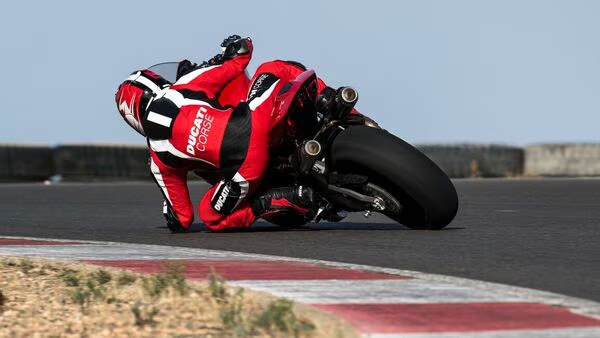 HTAutotweets's tweet image. IN PICS | The 2025 #DucatiPanigaleV2 globally unveiled at #EICMA2024

The new Panigale V2 loses almost 35 bhp of power than the outgoing version but catches up with its lighter weight and improved dynamics. @Ducati_India 

Read more: tinyurl.com/3j8hzn8j