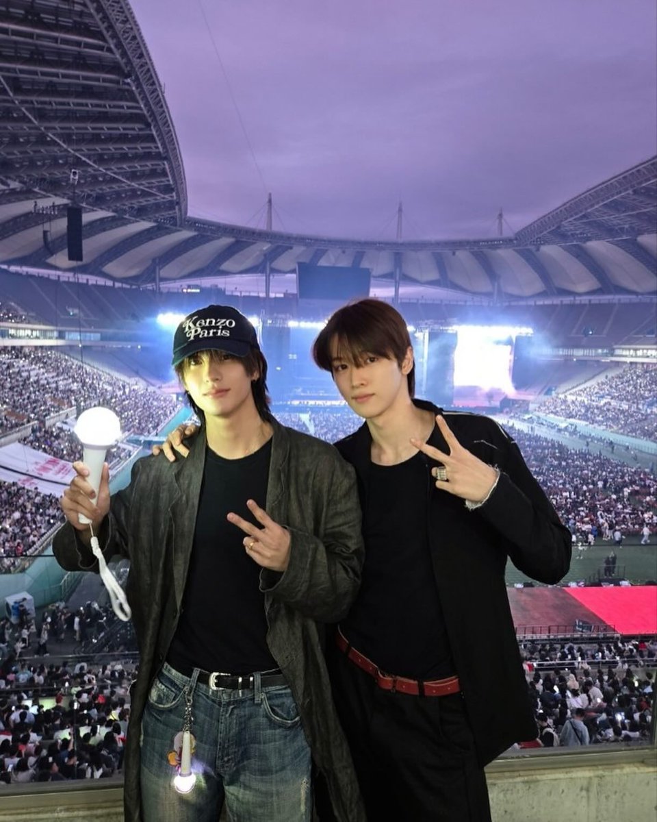 ไม่เกินจริงน้องแอนตันไปเที่ยวเวียดนามเพราะพซชเคยไปมาก่อนอ่ะ ทรงนี้ก็คงแชทหากันตลอดอีกจริงพี่ไปไหนมาบ้างไรงี้ กลับมาก็ไปคอนด้วยกันอีก เก่งอ่ะ นี่อยากมีรักดีๆแบบซองตันมาก