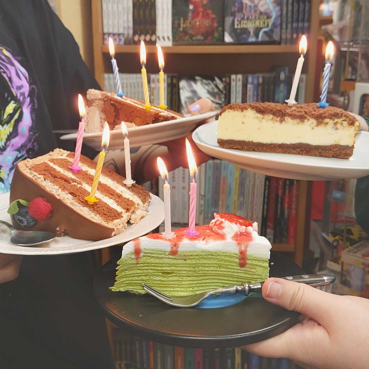 Happy Birthday... to us!
Heute vor 26 Jahren hat die Comic Combo das erste Mal geöffnet 🎂
Wir danken euch für all die tollen Jahre und freuen uns auf die nächsten 26 😆
Zur Feier des Tages gab es für jeden von uns leckeren Kuchen vom Kohi Cafe.
#ComicCombo #ComicComboBirthday