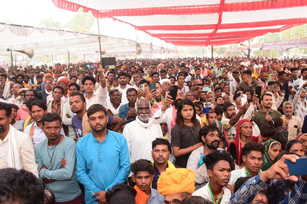 jitupatwari's tweet photo. विजयपुर की पूजनीय जनता का स्नेह और समर्थन पाकर अभिभूत हूँ। आपके जोश और उत्साह ने साफ़ कर दिया है कि आने वाले परिणाम क्या होंगे। विजयपुर ने हमेशा कांग्रेस का साथ दिया है और आगे भी कांग्रेस के साथ मजबूती से खड़ा रहेगा।
@SachinPilot @VTankha @AshokS_INC https://t.co/yphAmDLHpx