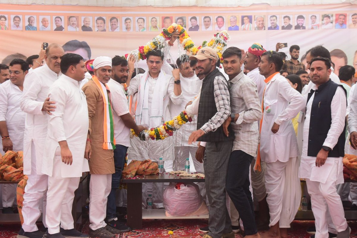jitupatwari's tweet photo. विजयपुर की पूजनीय जनता का स्नेह और समर्थन पाकर अभिभूत हूँ। आपके जोश और उत्साह ने साफ़ कर दिया है कि आने वाले परिणाम क्या होंगे। विजयपुर ने हमेशा कांग्रेस का साथ दिया है और आगे भी कांग्रेस के साथ मजबूती से खड़ा रहेगा।
@SachinPilot @VTankha @AshokS_INC https://t.co/yphAmDLHpx