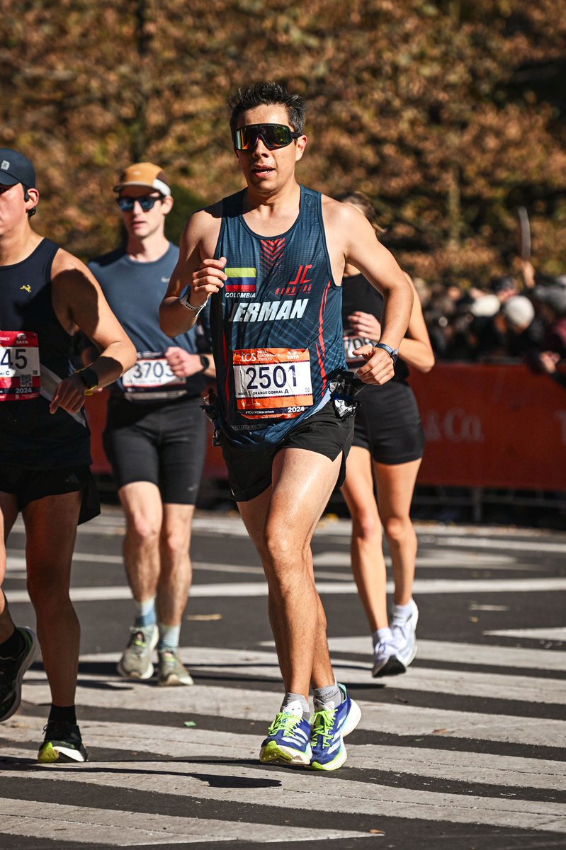 jermancruz's tweet photo. Corrimos la maratón de New York donde el objetivo era más cómo investigador participante que como corredor. Acompañe a uno de mis atletas a completar su sexta estrella. https://t.co/luRcTM4A2l