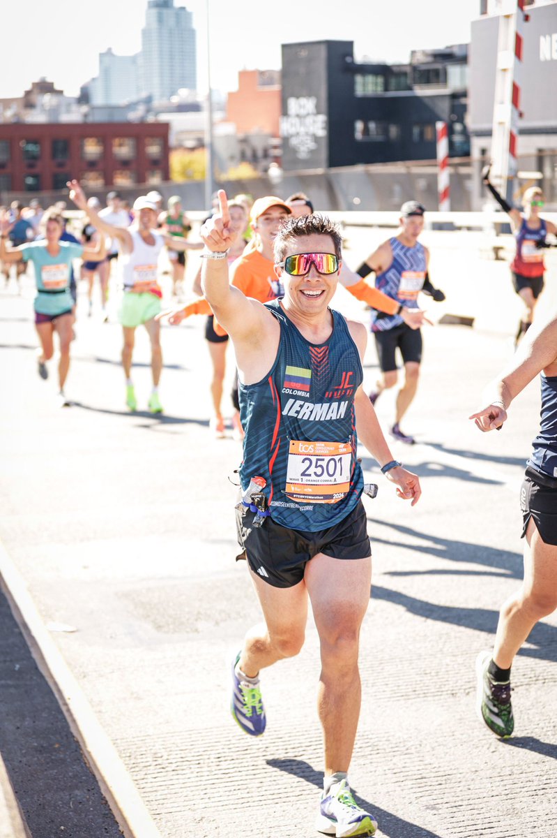 jermancruz's tweet photo. Corrimos la maratón de New York donde el objetivo era más cómo investigador participante que como corredor. Acompañe a uno de mis atletas a completar su sexta estrella. https://t.co/luRcTM4A2l