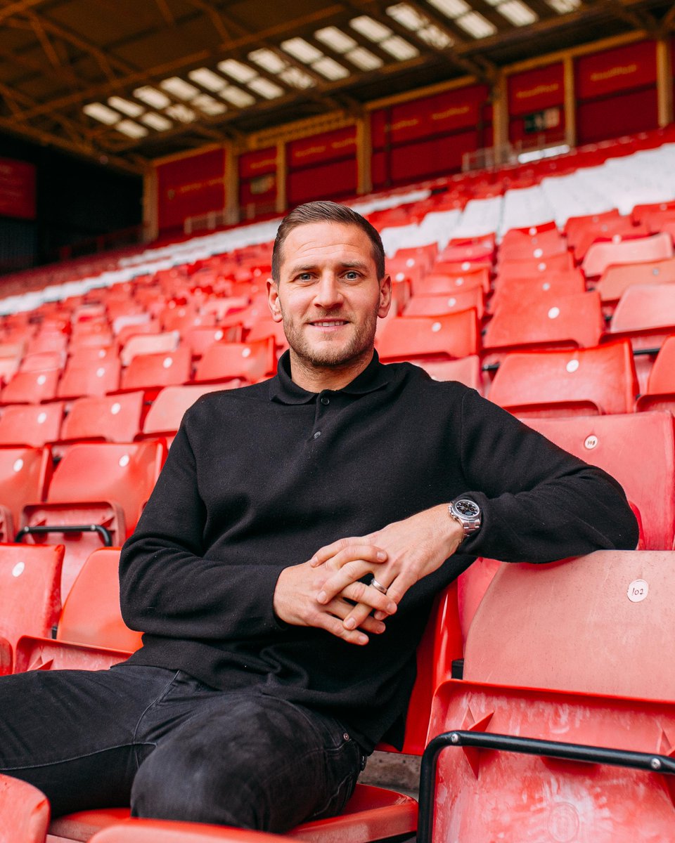 SheffieldUnited's tweet photo. A familiar face back at the Lane 👀

Great to see you, @billysharp10 ⚔️❤️ https://t.co/MTvw3JnJyu