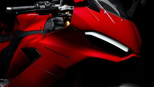 HTAutotweets's tweet image. IN PICS | The 2025 #DucatiPanigaleV2 globally unveiled at #EICMA2024

The new Panigale V2 loses almost 35 bhp of power than the outgoing version but catches up with its lighter weight and improved dynamics. @Ducati_India 

Read more: tinyurl.com/3j8hzn8j