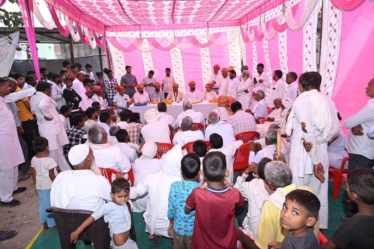 TikaRamJullyINC's tweet photo. 📍 रामगढ़, अलवर 

जनसम्पर्क कार्यक्रम में अपनो के बीच पहुंचकर कर उनसे संवाद किया। और मतदाताओं से आगामी 13 नवम्बर को कांग्रेस उम्मीदवार @zubbair जी के पक्ष में अधिक से अधिक संख्या में मतदान करने के लिए अपील की।

जनसम्पर्क कार्यक्रम को सफल बनाने के लिए इतनी बड़ी संख्या में पधारें सभी रामगढ़ परिवारजनों का बहुत-बहुत आभार। इस दौरान वैभव गहलोत जी, किशनगढ़ विधायक विकास चौधरी जी, धर्मेंद्र राठौड़ जी एवं अन्य कांग्रेसीजन भी उपस्थित रहे।
