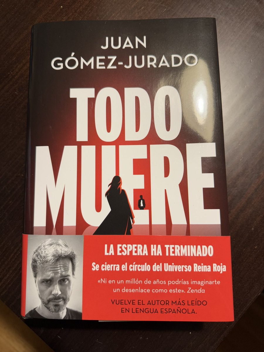 Ayer por la noche,después de trabajar, llego a casa y me encuentro con esto en la mesa del salón. Regalo de mi maridito porque sí, porque “hace mucho que no te regalo nada sin venir a cuento”. El primer ejemplar vendido en <a href="/LGradua2/">Libreria Gradua2</a> Deseando hincarle el diente este finde.