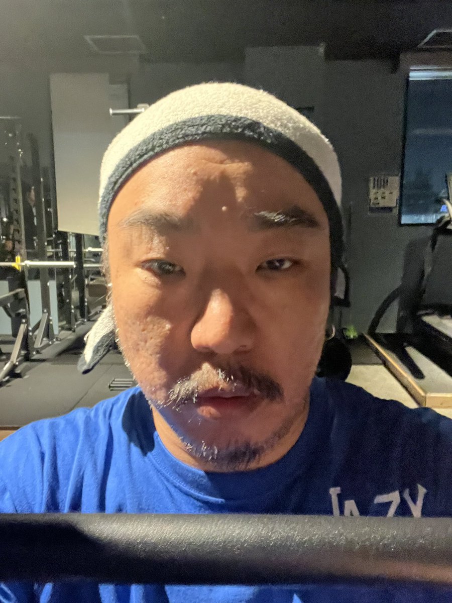 ark_sohmatoh's tweet image. そして、今日はジムへ💪🔥
最近、自宅に近いとこへ変えた🏃‍♂️‍➡️🔥
シャワー完備だし🚿全然OK🏋️
本格的に行きだしてから約半年💦
体重はそんな変わらないけど
胸と腕がいい感じに仕上がって来た👍
Lazyのセットアップ調子いい🫡

#ジム #筋トレ #pumpup #筋トレもHiphop #Lifefit #lazystreet