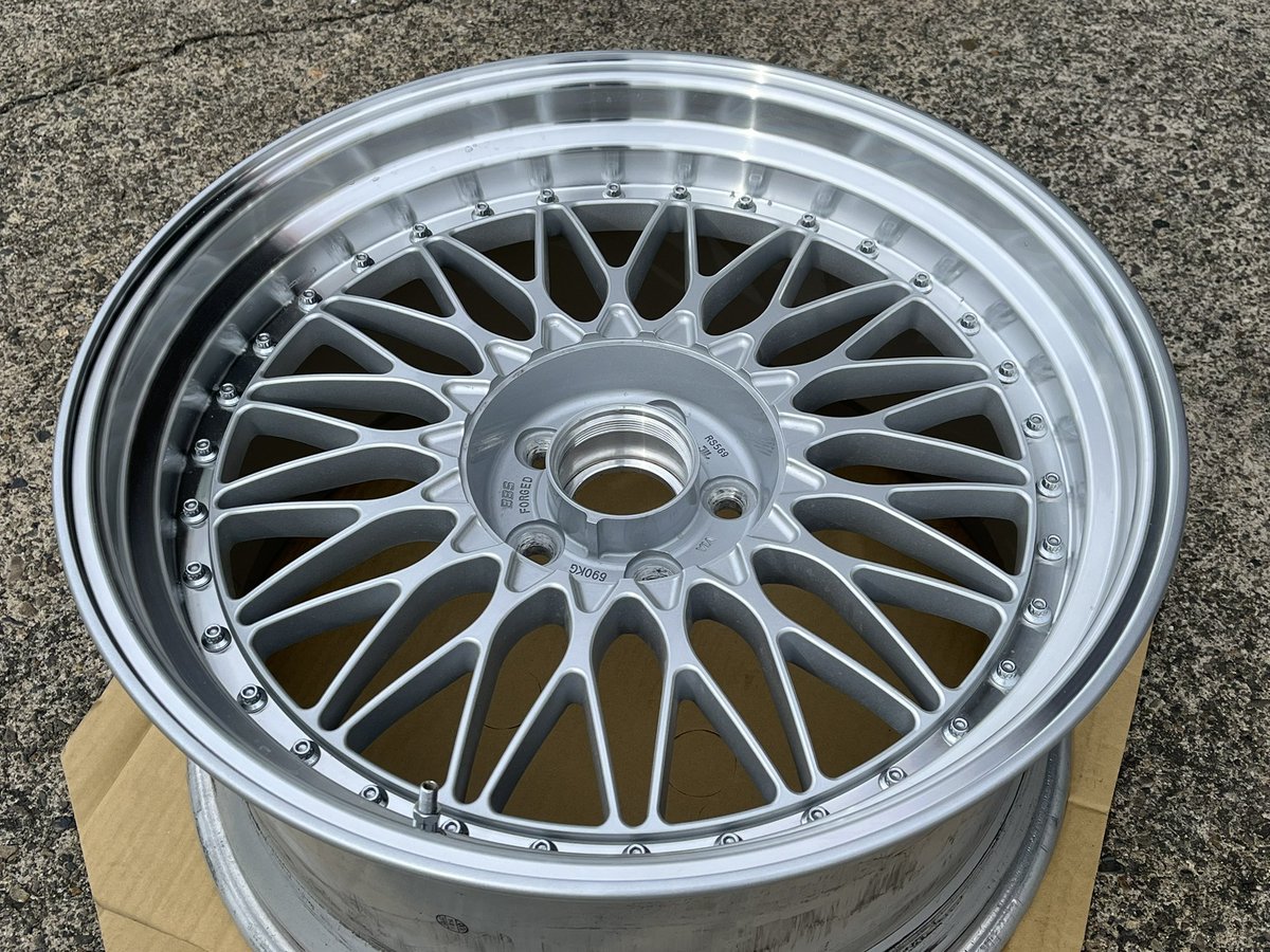 seno_maru11's tweet photo. 今回ご依頼頂きました
ホイールリム傷修理☝️

🛞：BBS SUPER RS

純正っぽい形状に成形し、
カラーを再現するために2色で調色しました

ウレタン塗料で仕上げてあるので耐久性もバッチリ👌

裏もしっかり洗浄してお渡しさせて頂きました😊
ありがとうございました!!

ホイールリペアはお任せ下さい💪 https://t.co/HvAzZlQZp7