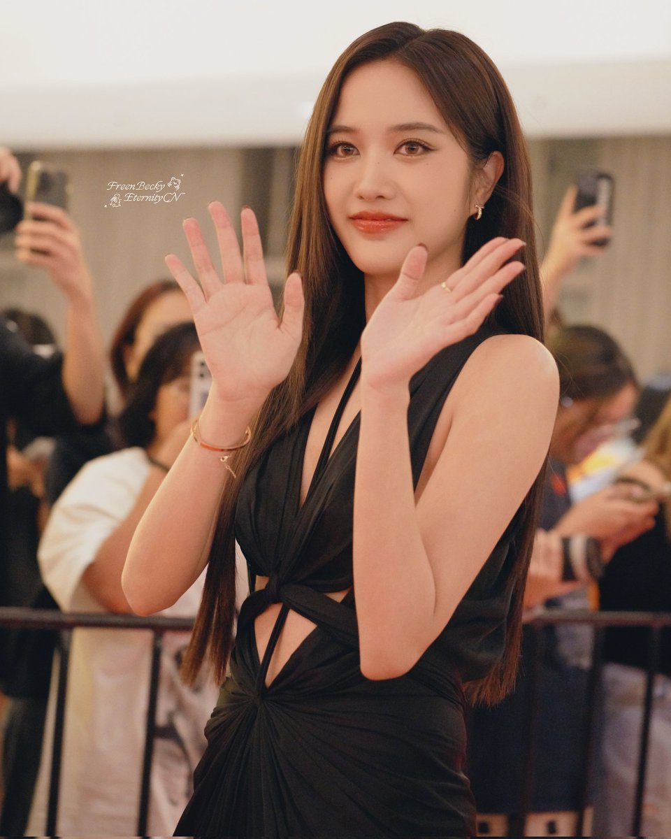 FBEternityCN's tweet photo. She's so beautiful that it takes my breath away！😍😍😍

SAROCHA AT THAILAND HEADLINES
#FreenxTHA2024 https://t.co/QaY8ovyaKt