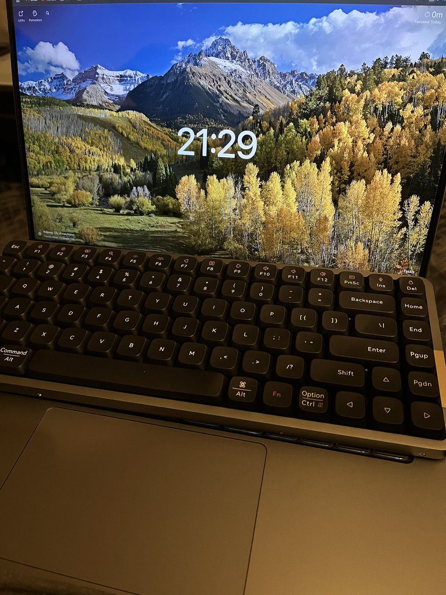 ついに新しいキーボードをかってしまった。
そしてUS配列デビューしました！

日本語切り替え方法わからなかったり、カスタムしてたキーマップ変えたりしてたら割と時間過ぎてた

少しずつなれていきます。