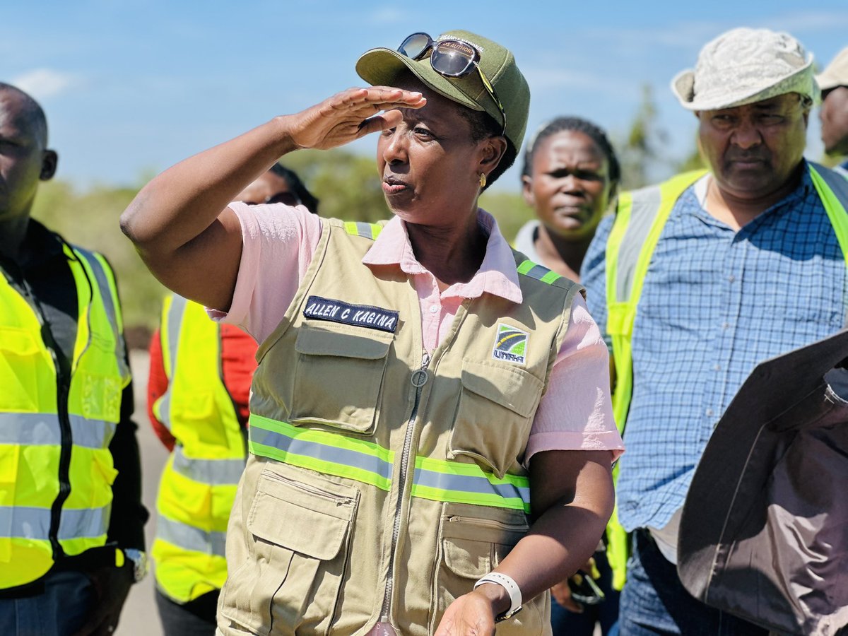 UNRA_UG's tweet photo. @UNRA_ED along with the leaders from Nakapiripirit, Kween, and Bulambuli districts on a stakeholder inspection of Muyembe—Nakapiripirit road project [92Km], now over 70% complete. 

#UNRAworks https://t.co/qFrOAA7Qdj