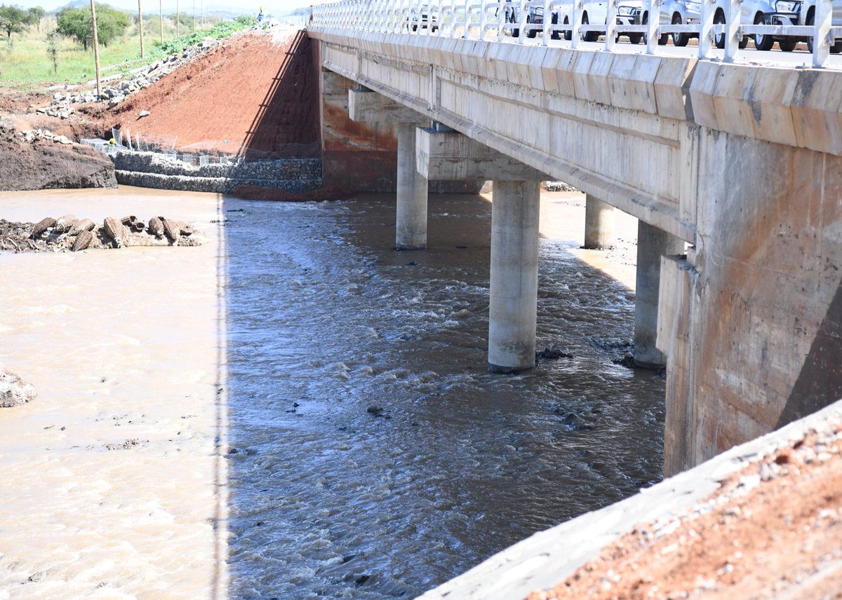 UNRA_UG's tweet photo. @UNRA_ED along with the leaders from Nakapiripirit, Kween, and Bulambuli districts on a stakeholder inspection of Muyembe—Nakapiripirit road project [92Km], now over 70% complete. 

#UNRAworks https://t.co/qFrOAA7Qdj