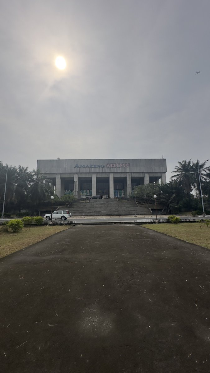 zqhr's tweet image. Gedung Berhantu Itu Bernama Manila Film Center

Sebuah ambisi seorang mantan ibu negara menghabiskan 25 juta dolar Amerika Serikat dan ratusan nyawa dalam pembangunan sebuah gedung perfilman di Manila. Alih-alih mewujudkan impian sang mantan ibu negara, gedung ini malah menjadi…