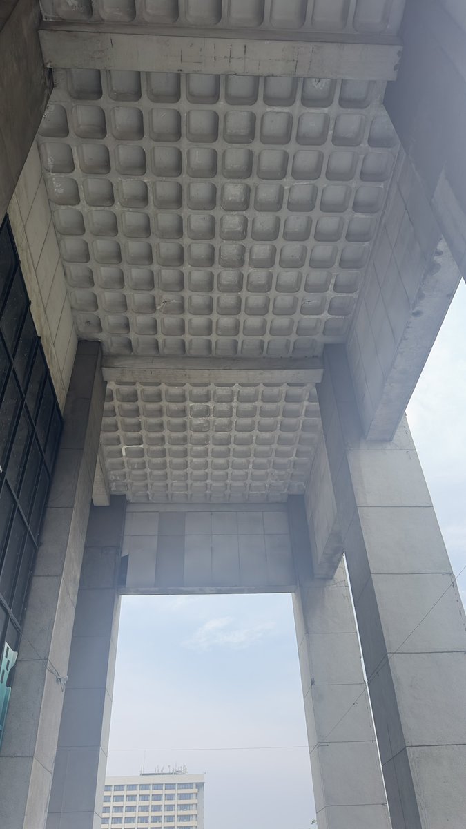 zqhr's tweet image. Gedung Berhantu Itu Bernama Manila Film Center

Sebuah ambisi seorang mantan ibu negara menghabiskan 25 juta dolar Amerika Serikat dan ratusan nyawa dalam pembangunan sebuah gedung perfilman di Manila. Alih-alih mewujudkan impian sang mantan ibu negara, gedung ini malah menjadi…