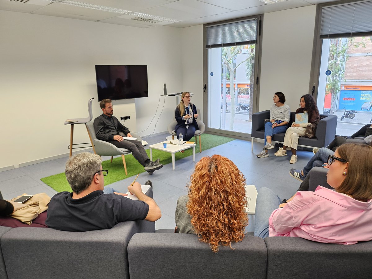 UOC Dret i Política (@uocedcp) on Twitter photo 🔋 A la #FacultyTalk d'avui, la professora <a href="/laura_presicce/">Laura Presicce</a> ens ha parlat del canvi climàtic, de la integració dels municipis i governs locals en la governança climàtica global i de les eines que en faciliten la implicació.
🙌 Gràcies, Laura, per compartir la teva expertesa! 🔋 A la #FacultyTalk d'avui, la professora <a href="/laura_presicce/">Laura Presicce</a> ens ha parlat del canvi climàtic, de la integració dels municipis i governs locals en la governança climàtica global i de les eines que en faciliten la implicació.
🙌 Gràcies, Laura, per compartir la teva expertesa!