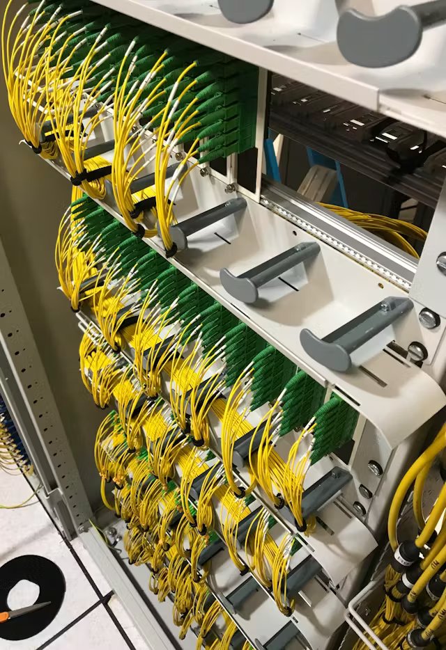 nullr0uting's tweet photo. Na... esto no puede ser verdad... tiene que ser IA...

Que luego llegas tú y no consigues dejar ordenados ni los 4 cables de la mesa del despacho... https://t.co/QgGWB8QYLT