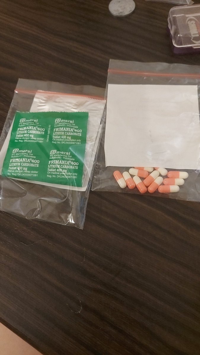 Profokiev's tweet photo. Mine #PostYourPill
2016 udh ada gejala depresi suicidal mulu sampe 2018 tapi ga pernah didiagnosis. 2022 relaps lagi gara2 nyokap. 2023 kambuh lagi gara2 koas sampe sekarang dan diagnosisnya jadi gangguan mood menetap (antara bipolar, cyclothymia, dysthymia, depresi berulang) https://t.co/6l93qaj1D0