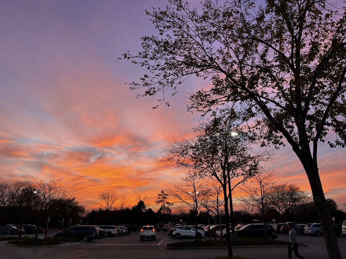 everyFisch's tweet photo. Sunset in a Parking Lot
#iphone https://t.co/rzJGiOFfHQ