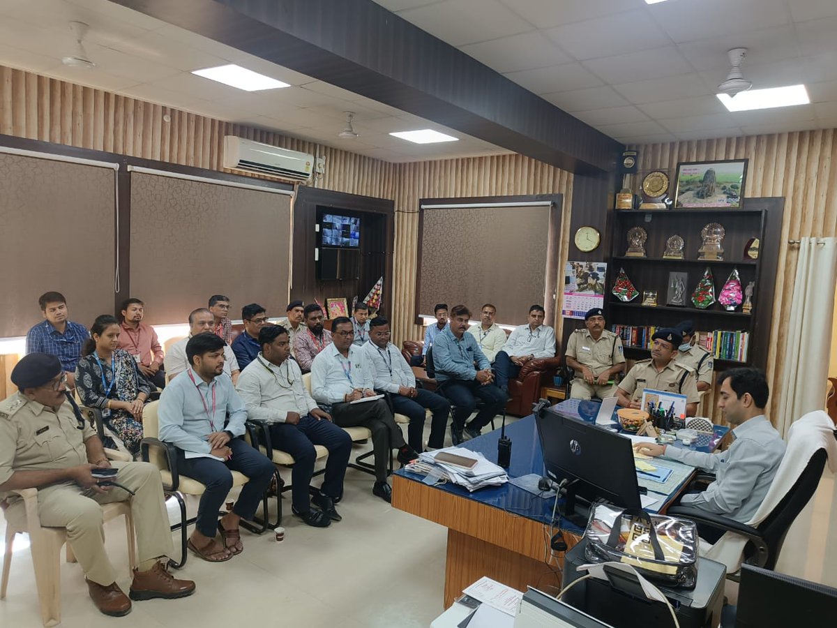 mohdept's tweet photo. विदिशा के पुलिस अधीक्षक श्री रोहित केशवानी ने नगर के सभी बैंक शाखा प्रबंधकों के साथ सुरक्षा व्यवस्था पर महत्वपूर्ण बैठक की।
@DGP_MP @sp_vidisha
@IGP_Bpl_Rural
@MPPoliceDeptt
@ProVidisha #vidishaMP https://t.co/EmHUYc9RZN