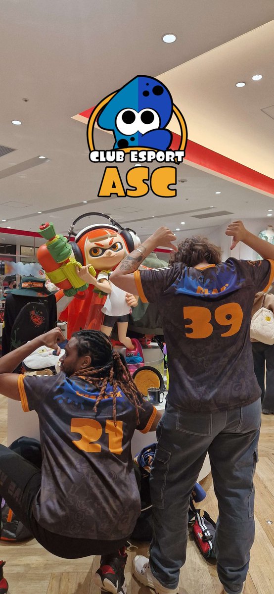 Photo souvenir de nos joueurs <a href="/AntekoLucarix/">🎮🎧Lucarix RPG📹🎬</a> et <a href="/Blastia3/">Blªs’</a> dans le Nintendo store de Shibuya ♥️ #Japon