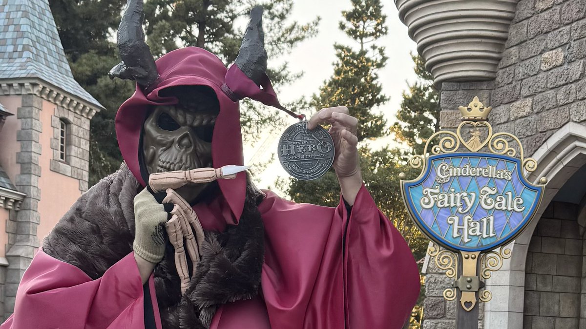 hiddenmickey_p's tweet photo. 世代的にはホーンドキングを知らないキャストさんが多い中で『本物の勇者のメダル🏅』を持ったフェアリーテールのキャストさんがいたのは流石だわ✨

「18年ぶりにおかえりなさいませ」

このキャストさんのひと言で、ミステリーツアーに寄せた仮装が報われた気がする😭

#Dハロ仮装
#Dハロ仮装2024 https://t.co/u9HzqFmkrQ