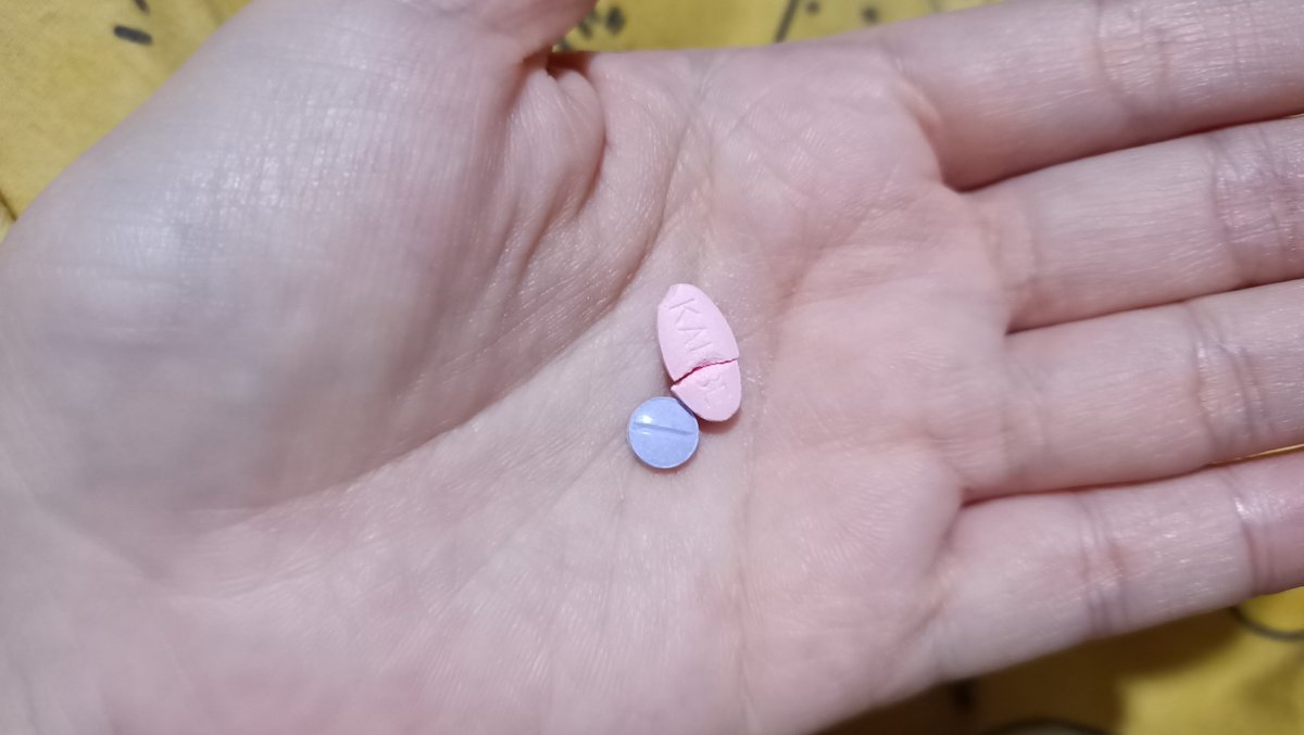 InfiniteLjong's tweet photo. Late but here's my #PostYourPill
Dua obat ini sama, dua²nya alprazolam cuma beda merk aja. This is my daily 'bullet' every day because I have panic disorder for more than a decade. Kalo lagi perlu aja sih minumnya, if anything goes too much langsung potek setengah. https://t.co/ZmTOZRXjG1