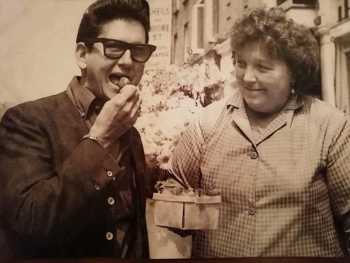 Roy Orbison eating strawberries on Moore Street, 1968.
Photo thanks to Jonathan Sutton.