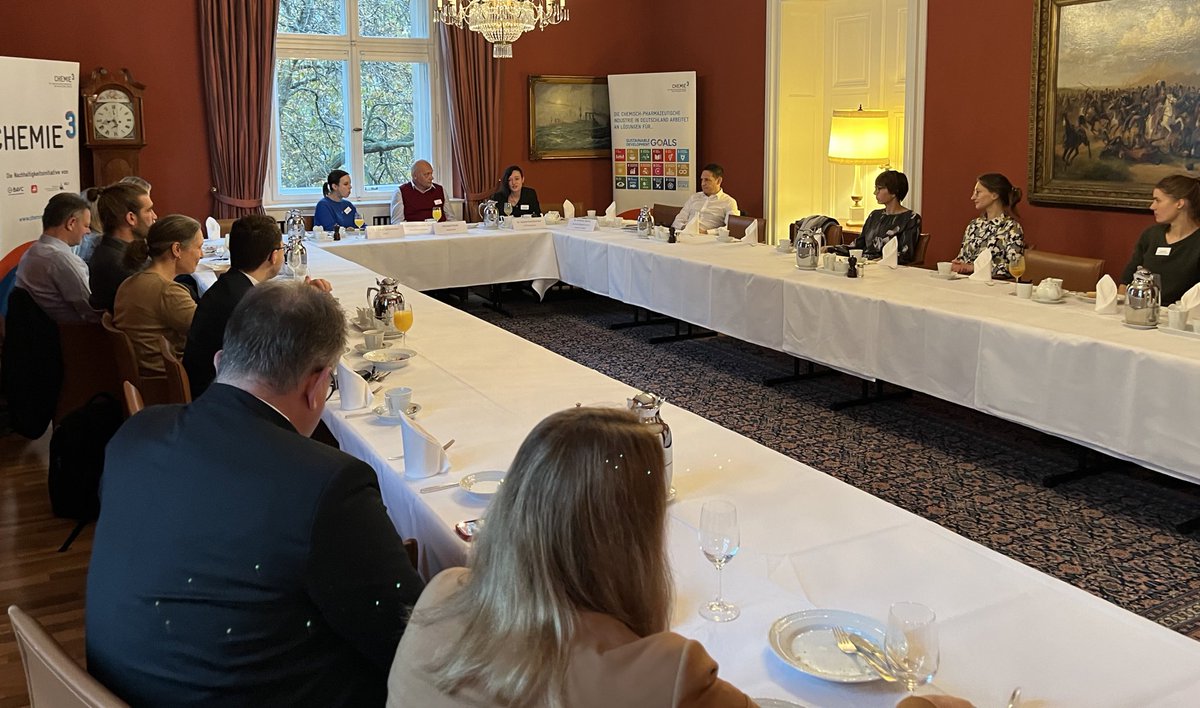 Trotz politischer Krisenzeiten: Mit dem Parl. Beirat f. nachhaltige Entwicklung #PBnE unter Schirmherrschaft von <a href="/helmut_kleebank/">Helmut Kleebank</a> haben wir heute diskutiert, was unsere Branche zum Schutz der #Biodiversität leisten kann &amp; wie #Chemie3 unterstützt. <a href="/BAVChemie/">BAVC</a> <a href="/chemieverband/">VCI</a> <a href="/igbce/">IGBCE</a>