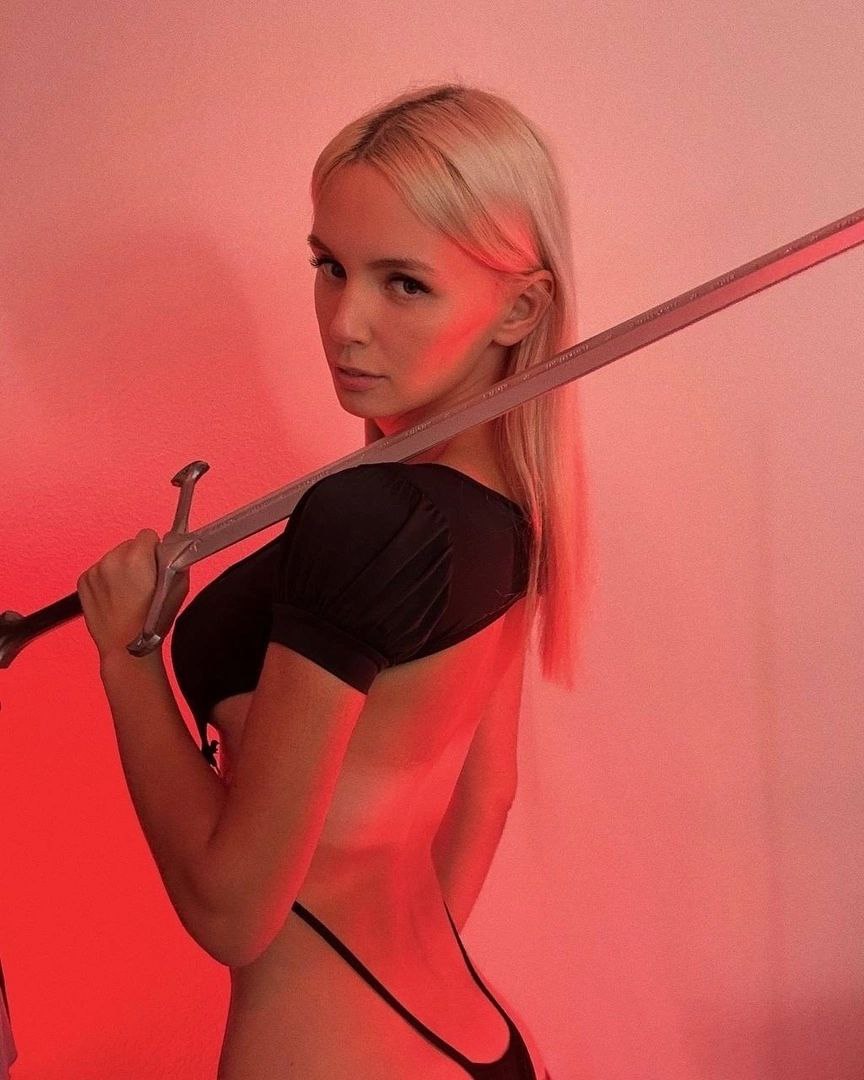 fuel_code's tweet image. Один меч для монстров.
@
Другой для людей.