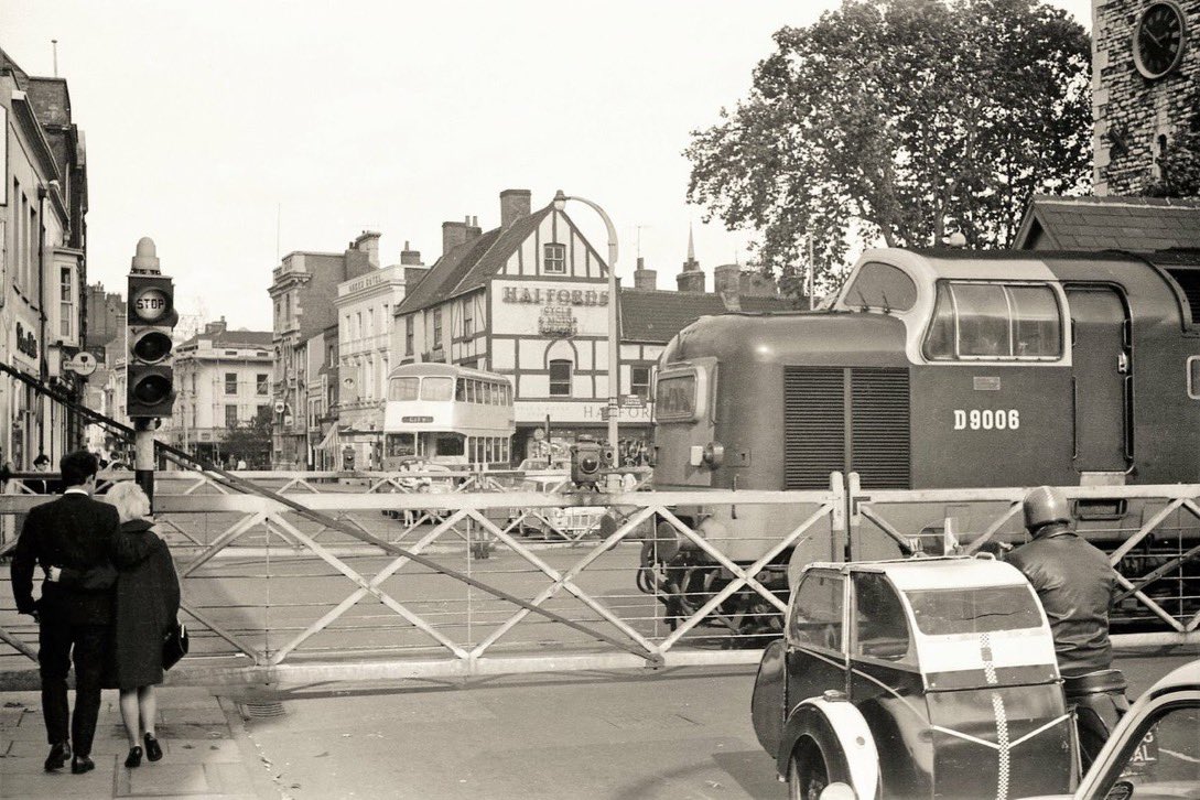 Lincoln, 1963

A great photo of Lincoln and a nearly new D9006 as it passes High Street LC

This loco was named “The Fife &amp; Forfar Yeomany” in 1964

Lincoln has changed a lot over the years, but the crossing remains. I’ll be driving over it later

📷  K Lane