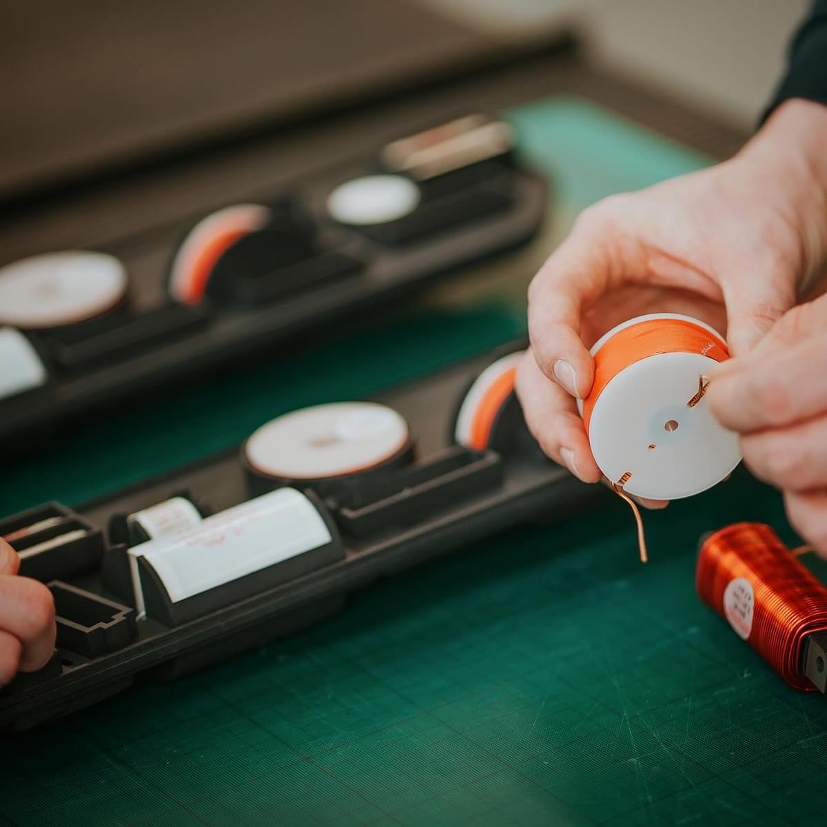 Node_Audio's tweet photo. It’s all in the detail:

Our hand assembled crossover network features point-to-point wired components housed in an inert chassis, suppressing microphonic interference.
Additive manufacturing is used again, for a functional benefit to our speakers

#speakercrossover #loudspeaker https://t.co/isKVEjtTI3