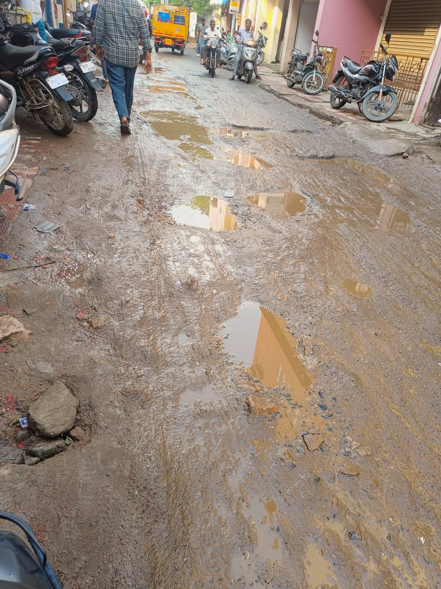 harshramsina's tweet photo. @CbeCorp Pathetic condition of road. Very unsafe because of the potholes https://t.co/wSW2SKfrFe