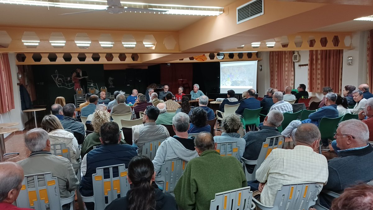 DefensaVegaGR's tweet photo. ✅ Lleno en la Asamblea de ayer organizada por la Plataforma en defensa de la Vega y su entorno

Gracias por vuestra asistencia. 
Ahora a llevar nuestro mensaje por todas partes
#RenovablesSíPeroNoAsí 

🌳🛡 DEFENDEMOS LA VEGA https://t.co/JlvZAquSgt